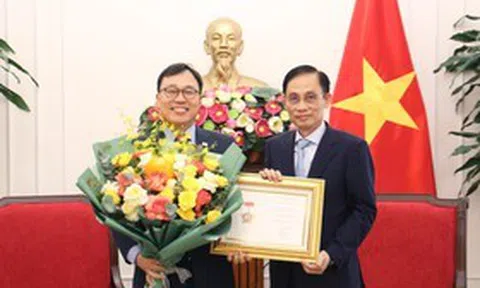 Bộ trưởng Bộ Ngoại giao tiếp Đại sứ Hàn Quốc tại Việt Nam Choi Young Sam chào từ biệt