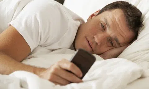 Lướt điện thoại ngay khi ngủ dậy buổi sáng: Những hậu quả nghiêm trọng nhiều người chưa biết