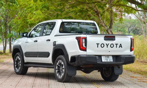 Toyota Hilux tiếp tục vượt mặt Ford Ranger