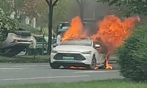 Tai nạn liên hoàn, xe PHEV từ BYD cháy trơ khung
