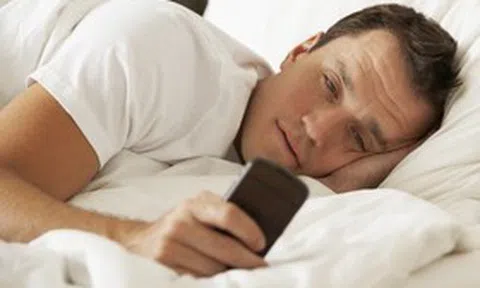 Lướt điện thoại ngay khi ngủ dậy buổi sáng: Những hậu quả nghiêm trọng nhiều người chưa biết