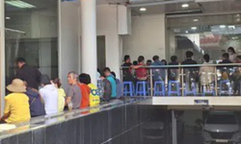 Người dân đang đi bán vàng miếng SJC đông bất thường