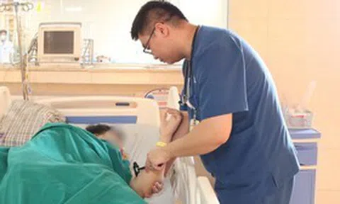 Thiếu niên 15 tuổi bị đột quỵ trong nhà vệ sinh, bác sĩ cảnh báo dấu hiệu không nên bỏ qua
