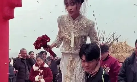 Vừa thấy cô dâu, chú rể làm điều bất ngờ khiến hai họ "đứng hình"