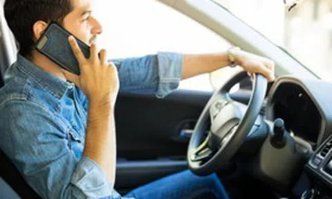 Quy định mới nhất về việc sử dụng điện thoại khi lái ô tô