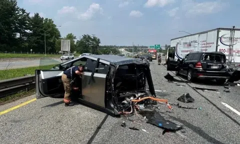 Xe điện 'xấu' Tesla Cybertruck gãy đôi sau tai nạn liên hoàn