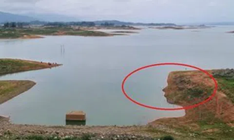 "Hiện tượng lạ" xuất hiện ở đập nước, người dân ùn ùn kéo đến xem