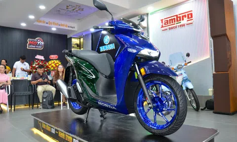 Honda SH150i nhập Italy lạ mắt với dàn áo 2 màu, giá từ 235 triệu đồng