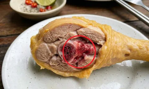 Thấy xương gà đỏ sau khi luộc, có nên ăn tiếp? Câu trả lời không như nhiều người nghĩ