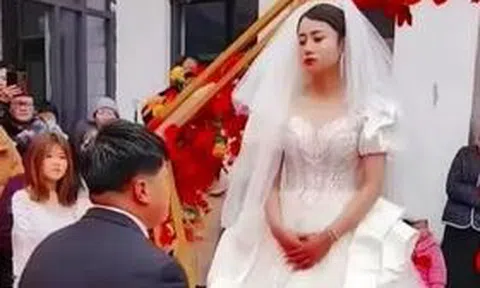 Giữa đám cưới, cô dâu liên tục có "biểu cảm lạ" khiến quan khách xôn xao