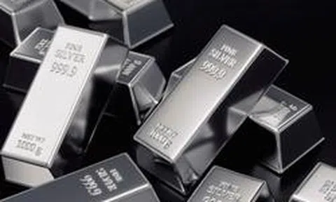 Một thế lực bất ngờ "gom" gần 90 tấn bạc trong một ngày