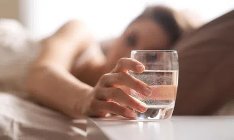 Thói quen uống nước trước khi ngủ: Lợi ích và tác hại cần biết
