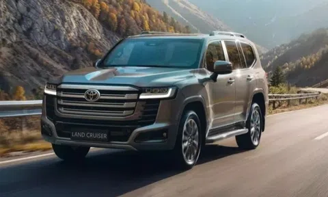 Toyota Land Cruiser 300 Hybrid cập bến Indonesia, đại lý Việt nhận cọc