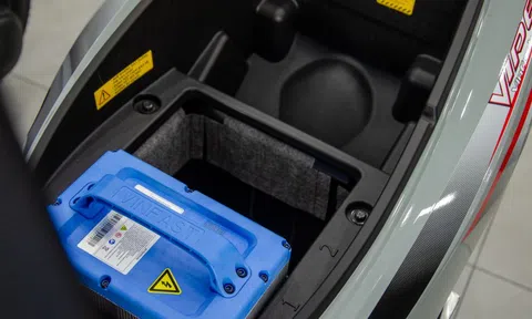 Mua xe máy điện - chọn cắm sạc hay đổi pin?