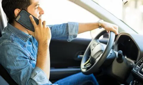 Quy định mới nhất về việc sử dụng điện thoại khi lái ô tô