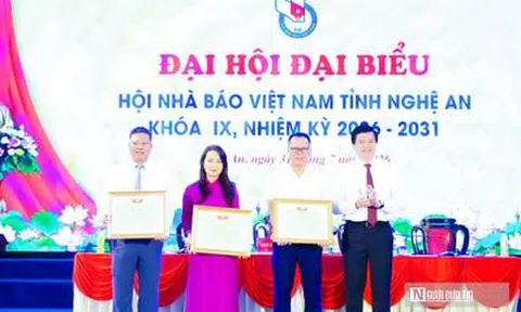 Tạp chí Đời sống & Pháp luật nhận bằng khen của Ủy ban MTTQ Việt Nam tỉnh Nghệ An