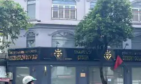 Tiệm kim cương đến hẹn mở hàng: Cửa đóng kín, bảng hiệu không bật, bên trong tối om