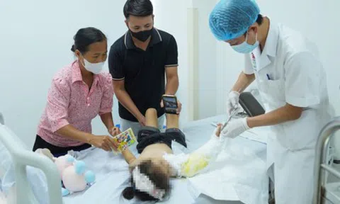 Bé gái 4 tuổi bị chấn thương nặng do áo chống nắng mắc bánh xe máy, bác sĩ đưa ra cảnh báo