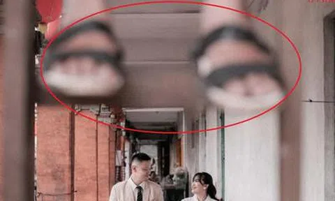 “Bàn chân bí ẩn” xuất hiện trong bức ảnh cưới và sự thật bất ngờ