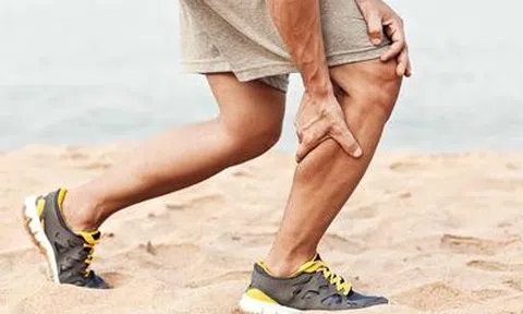 Chàng trai trẻ đau chân dữ dội, mất khả năng đi lại vì làm việc này trên giường mỗi ngày