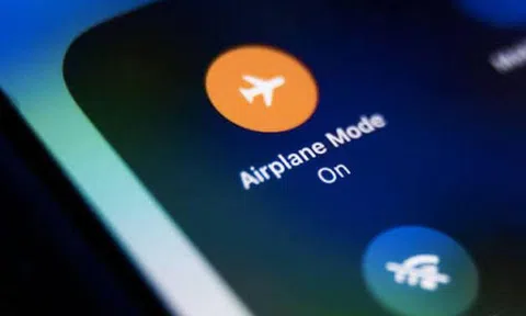 Khi sạc điện thoại, có nên bật chế độ máy bay?