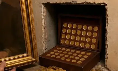 Dọn nhà, phát hiện "kho báu" hơn 90 tỷ đồng trong tường