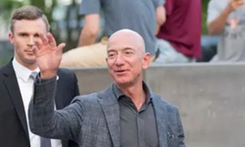 Tỷ phú Jeff Bezos sắp mua Liverpool