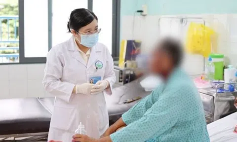 Người đàn ông 51 tuổi nguy kịch sau khi dùng loại thuốc nhỏ mắt "quen thuộc"