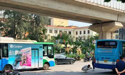 Hà Nội: Xe buýt va chạm xe máy, một cháu bé tử vong