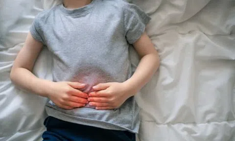 Bé gái 9 tuổi đau bụng, buồn nôn, bác sĩ gắp ra thứ đáng sợ trong bụng