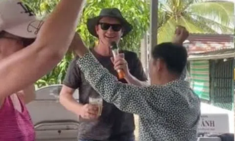 Đang đạp xe, khách Tây được mời vào đám giỗ và cái kết bất ngờ