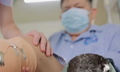 Nghe lời truyền miệng, ngâm chân nước trà xanh nóng, người đàn ông 66 tuổi phải cắt cụt chân