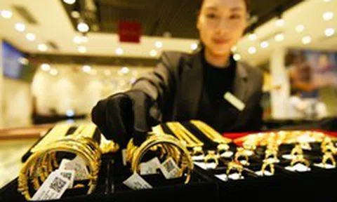 Giá vàng hôm nay 18/8: Tăng mạnh, vượt 4.400 USD/ounce