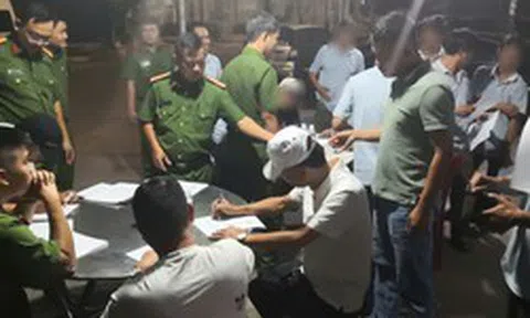 Công an kiểm tra một bãi xe lúc 4 giờ 30 phút