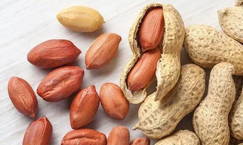 Bé 2 tuổi tím tái sau khi ăn lạc