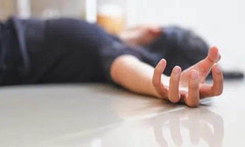 Người phụ nữ 22 tuổi tử vong sau 5 ngày đau họng, bác sĩ cảnh báo "chớ dại" tự làm điều này