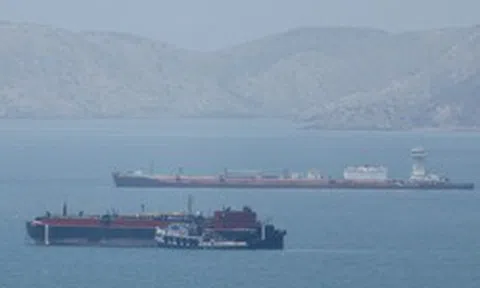 Dầu múc lên không kịp bán, tàu phải chờ 30 ngày mới đến lượt nhận hàng - Venezuela vẫn chưa vui nổi