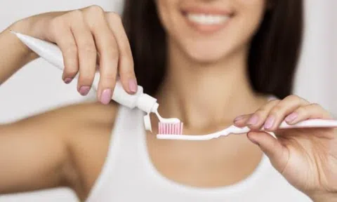Đánh răng trước hay sau khi ăn sáng thì tốt hơn?