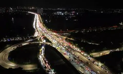 Đêm 28/8, dòng xe rời Hà Nội vẫn nối dài ở cửa ngõ phía Nam
