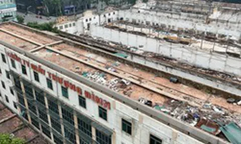 Cận cảnh tháo dỡ nhà máy Giầy Thượng Đình trên khu đất vàng Hà Nội