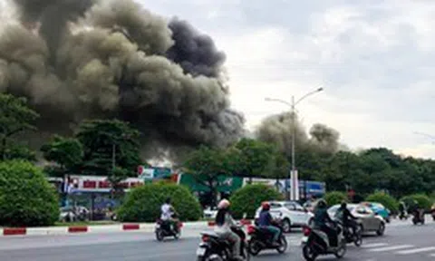 Hiện trường cháy xưởng sửa chữa ô tô, cuồn cuộn khói đen trùm khu vực