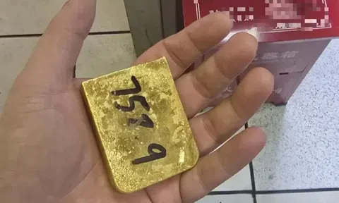 Đang đi bộ, người phụ nữ nhặt được thỏi vàng 3,5 tỷ đồng