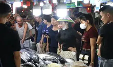 Du khách chen chân đi chợ mua hải sản Quảng Ninh