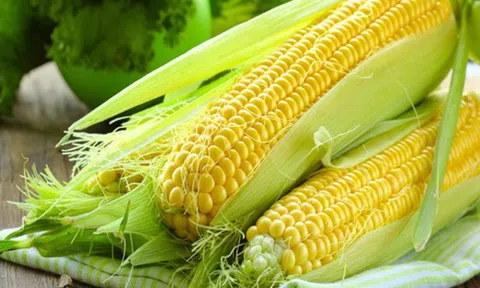 Hai phần "bổ" của bắp ngô thường bị bỏ đi, nhất cái số 1 nhà nào cũng gặp