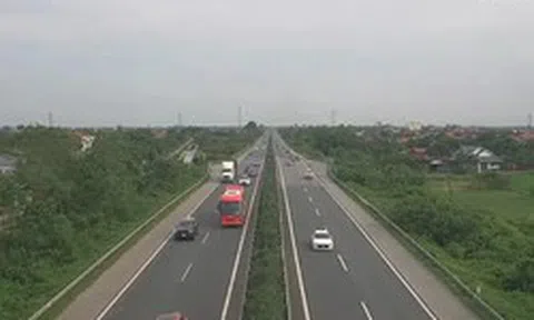 Cho xe đi vào làn đường ngược chiều cao tốc Cao Bồ - Pháp Vân về Hà Nội