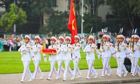 Nghìn người đến Quảng trường Ba Đình từ 4h dự Lễ Thượng cờ ngày Quốc Khánh