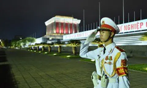 Đêm đầu tiên làm nhiệm vụ canh giấc ngủ cho Người