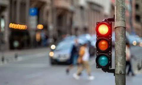 Vì sao đèn giao thông có 3 màu xanh, vàng, đỏ?