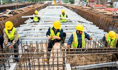 Công nhân xuyên lễ thi công cầu Trần Hưng Đạo, lắp những đốt dầm đầu tiên