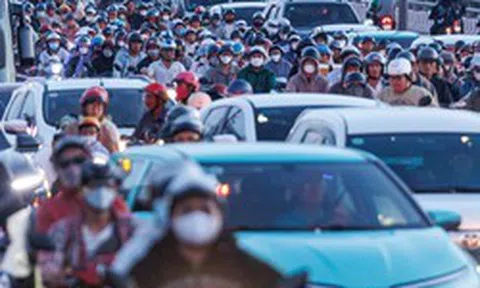 Cảnh tượng trên đường phố lúc này thay cho thông báo: Hết lễ, mai đi làm!